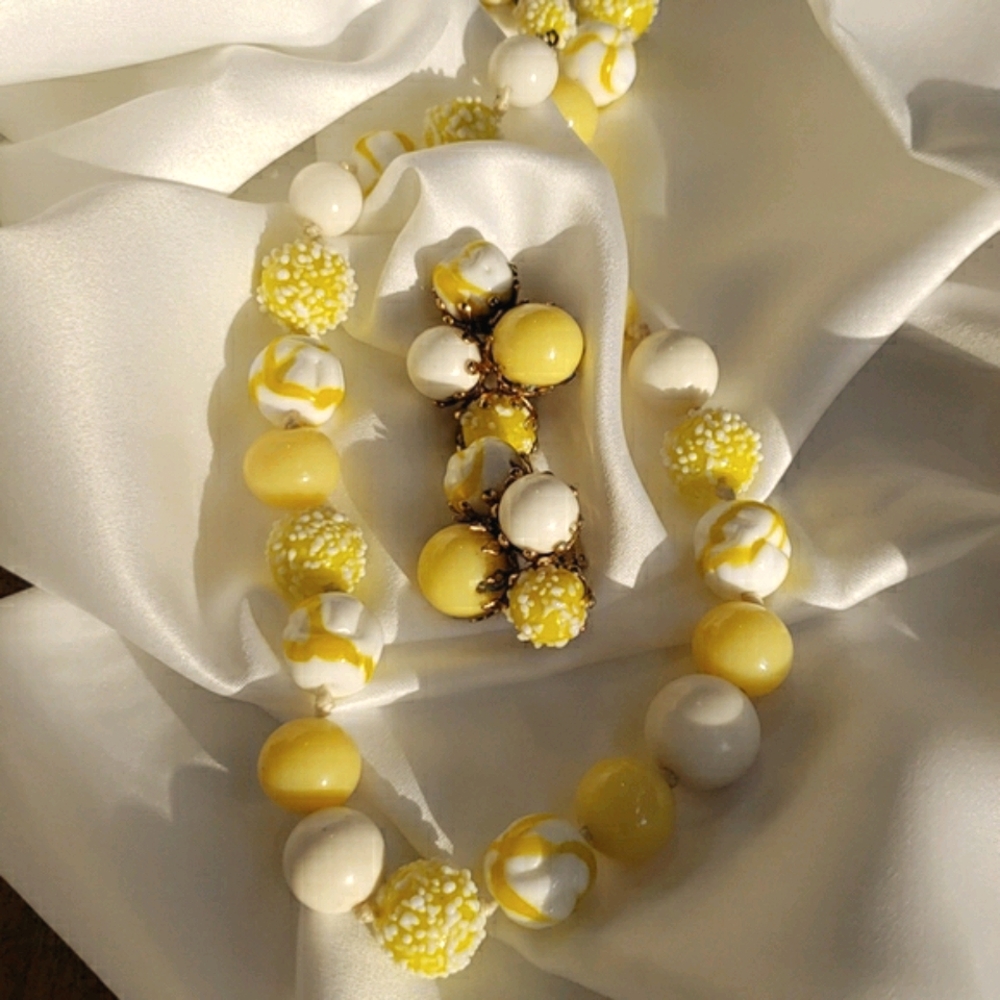 VTG VOGUE milk glass necklace/earring set